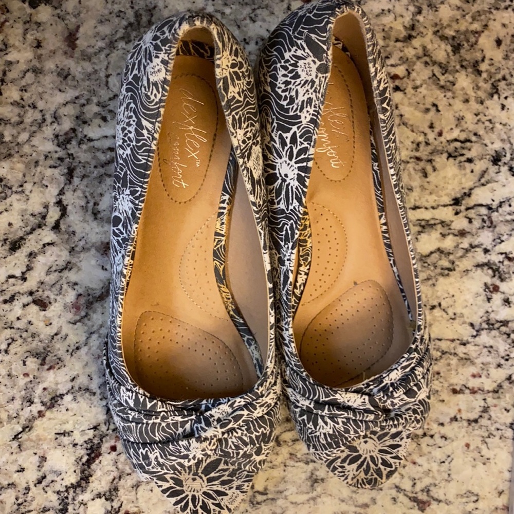 DexFlex Comfort floral print wedges with knotted detail and cork heel light use